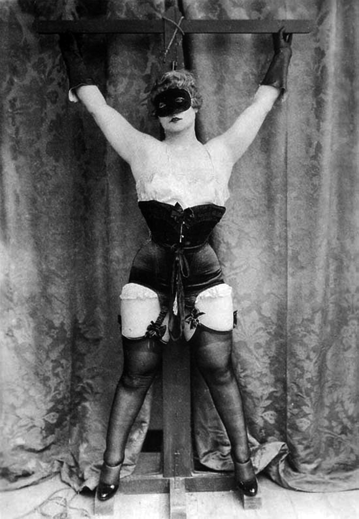 10 Fabulous Pictures of 1920’s Women’s Erotic Underwear - NSFW Photographs 