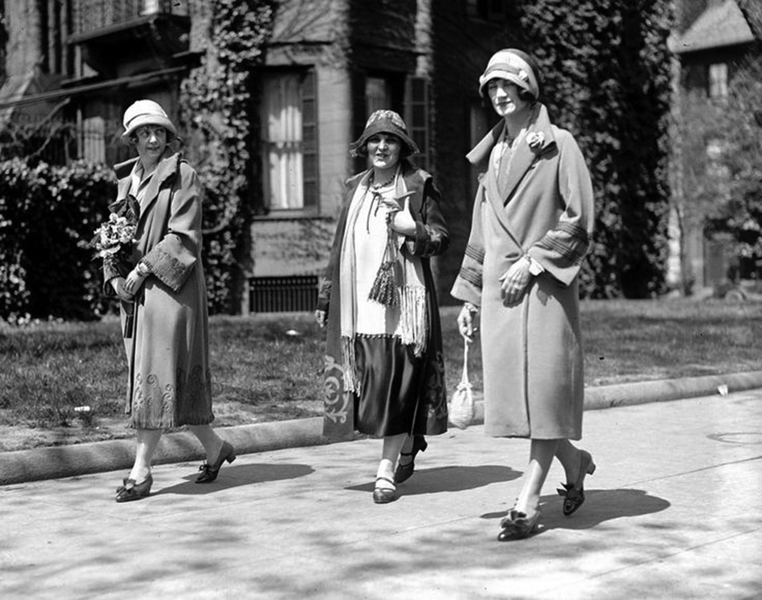 20 годы как одевались. Модницы 20-х годов 20 века. Мода 1920-1925. Мода 1925 года США. Мода 1920 годов.